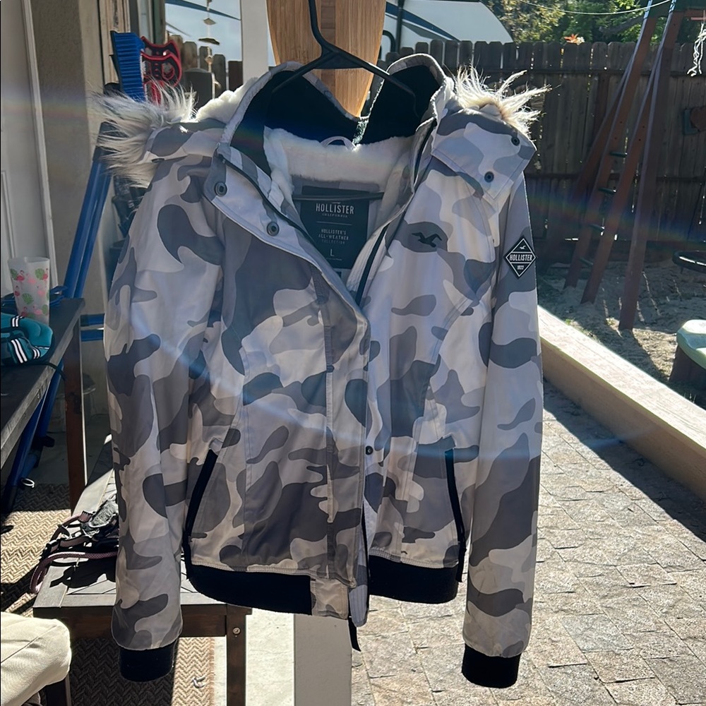 Hollister Camouflage Excellent Condition Jacket with Faux Fur Hood.Warm Size L